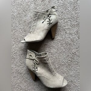 Womens Indigo Rd. Finn Peep-Toe Ankle Booties, Medium Natural. Size 8.5.